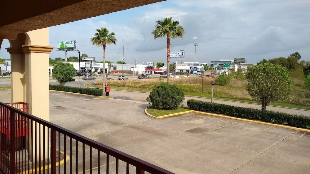 Фото Econo Lodge Inn & Suites West - Energy Corridor