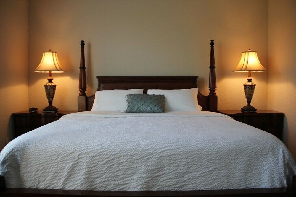 Фото Island Breeze Lake View 3 Bedroom Condo by Redawning