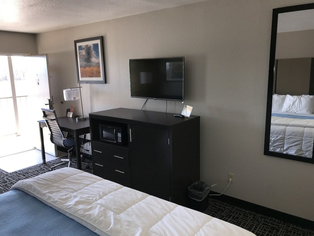 Фото Days Inn by Wyndham Grove