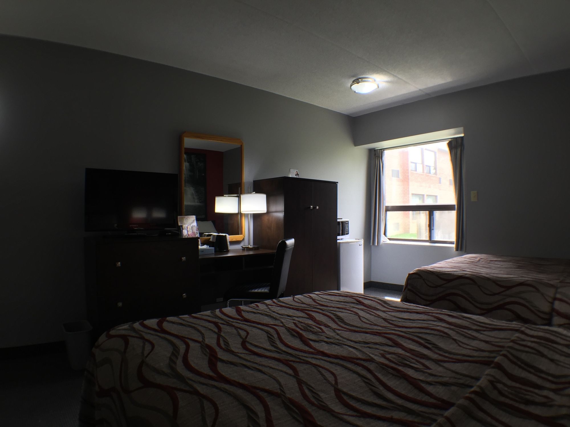 Фото Super 8 by Wyndham Mt Hope Hamilton Intl Arpt On