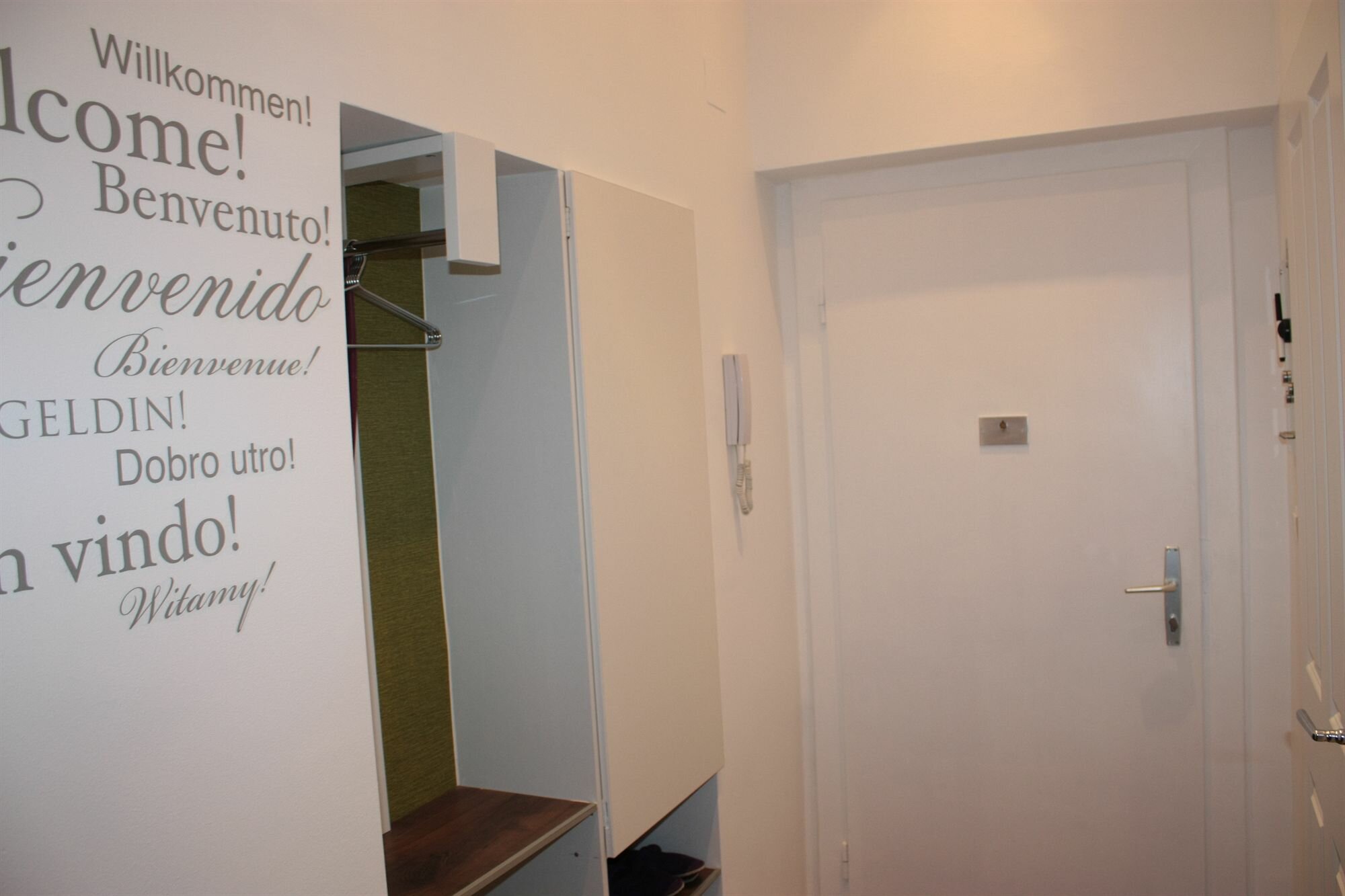 Фото GoVienna Small Modern Apartment