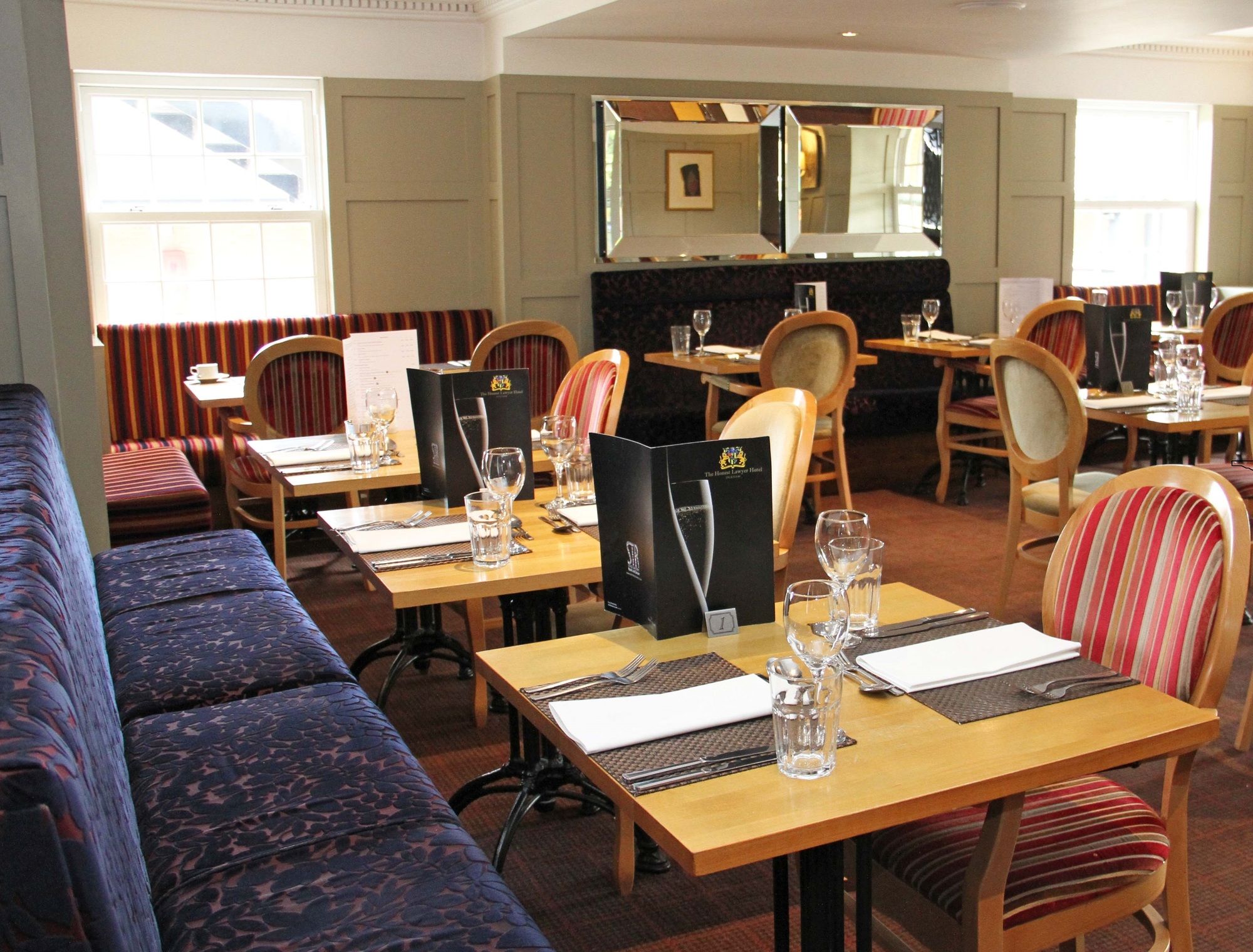 Фото Honest Lawyer Hotel