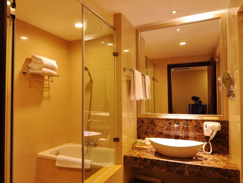 Фото Yuexiu Hotel Guangzhou, Curio Collection by Hilton