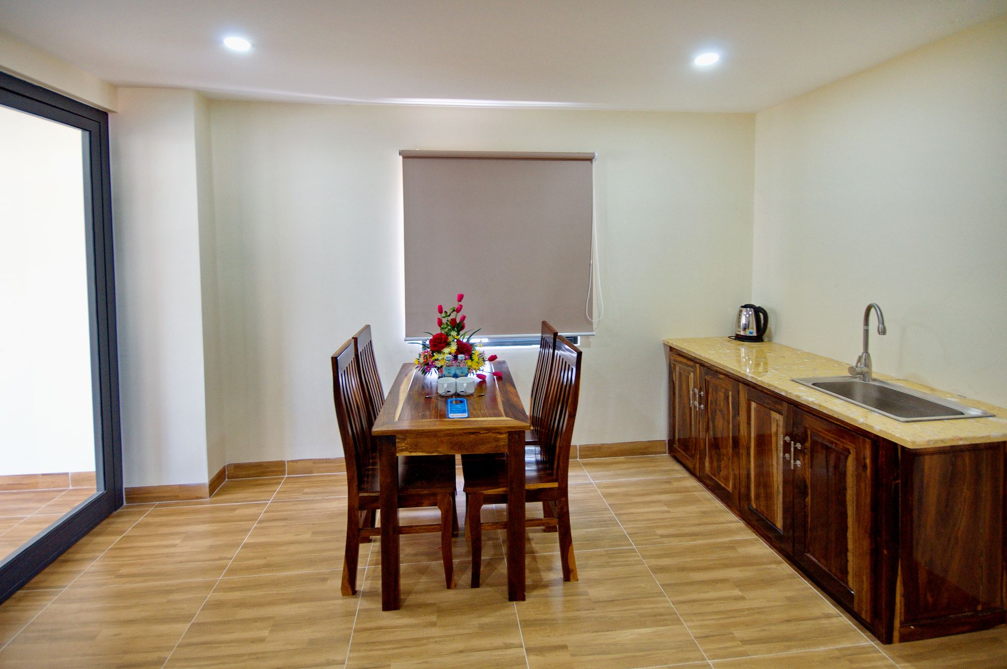 Фото Harvey Hotel & Apartments