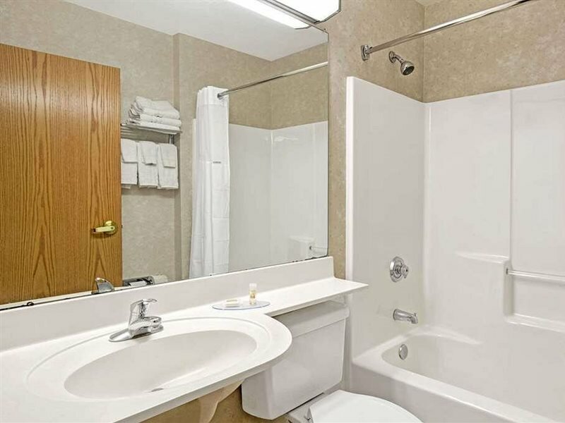 Фото Days Inn by Wyndham Sturbridge