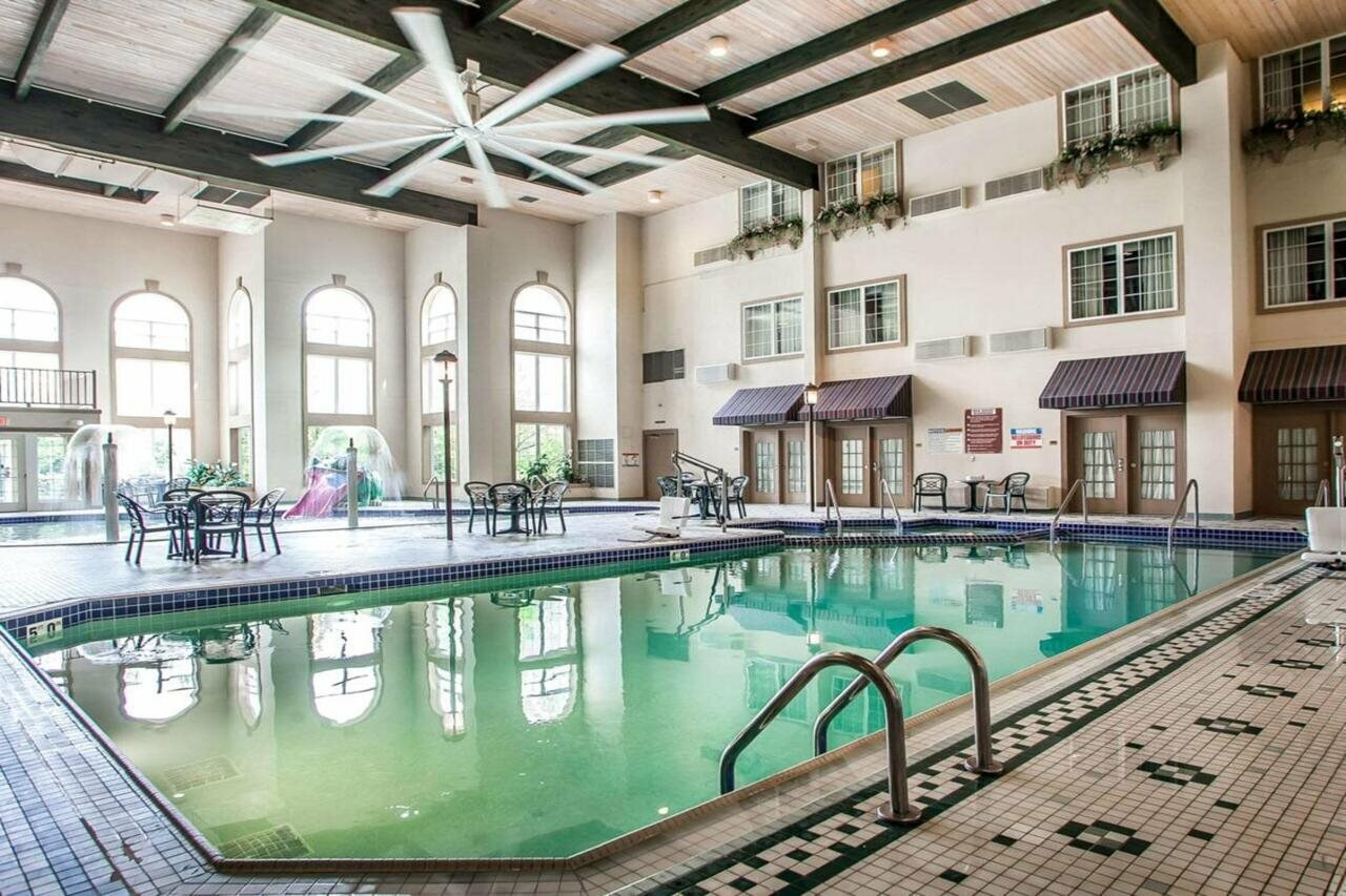 Фото Comfort Suites Milwaukee Airport