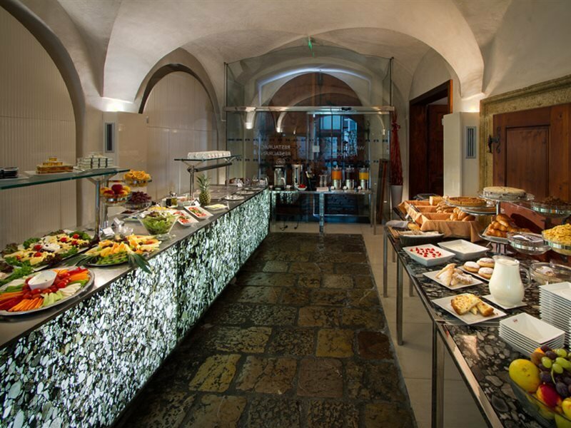 Фото Hotel Three Storks