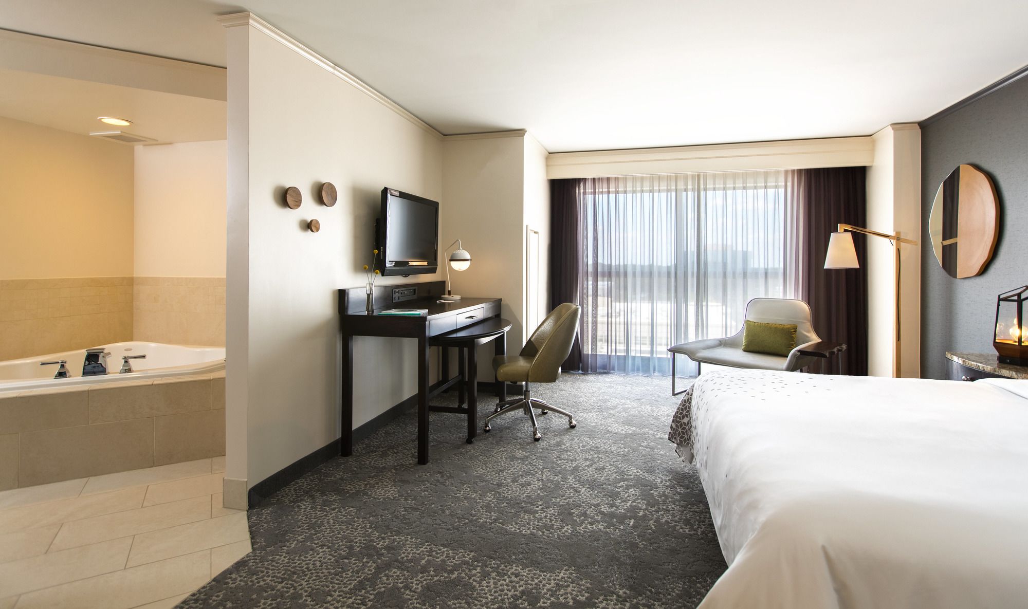 Фото Renaissance Raleigh North Hills Hotel