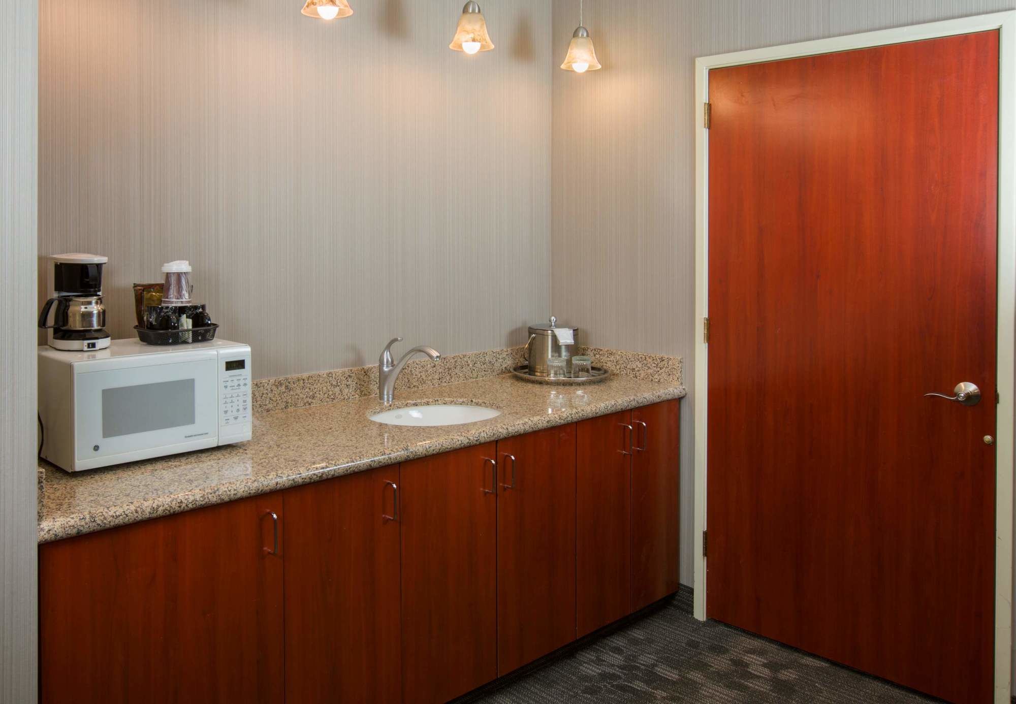 Фото Courtyard by Marriott Portland Tigard