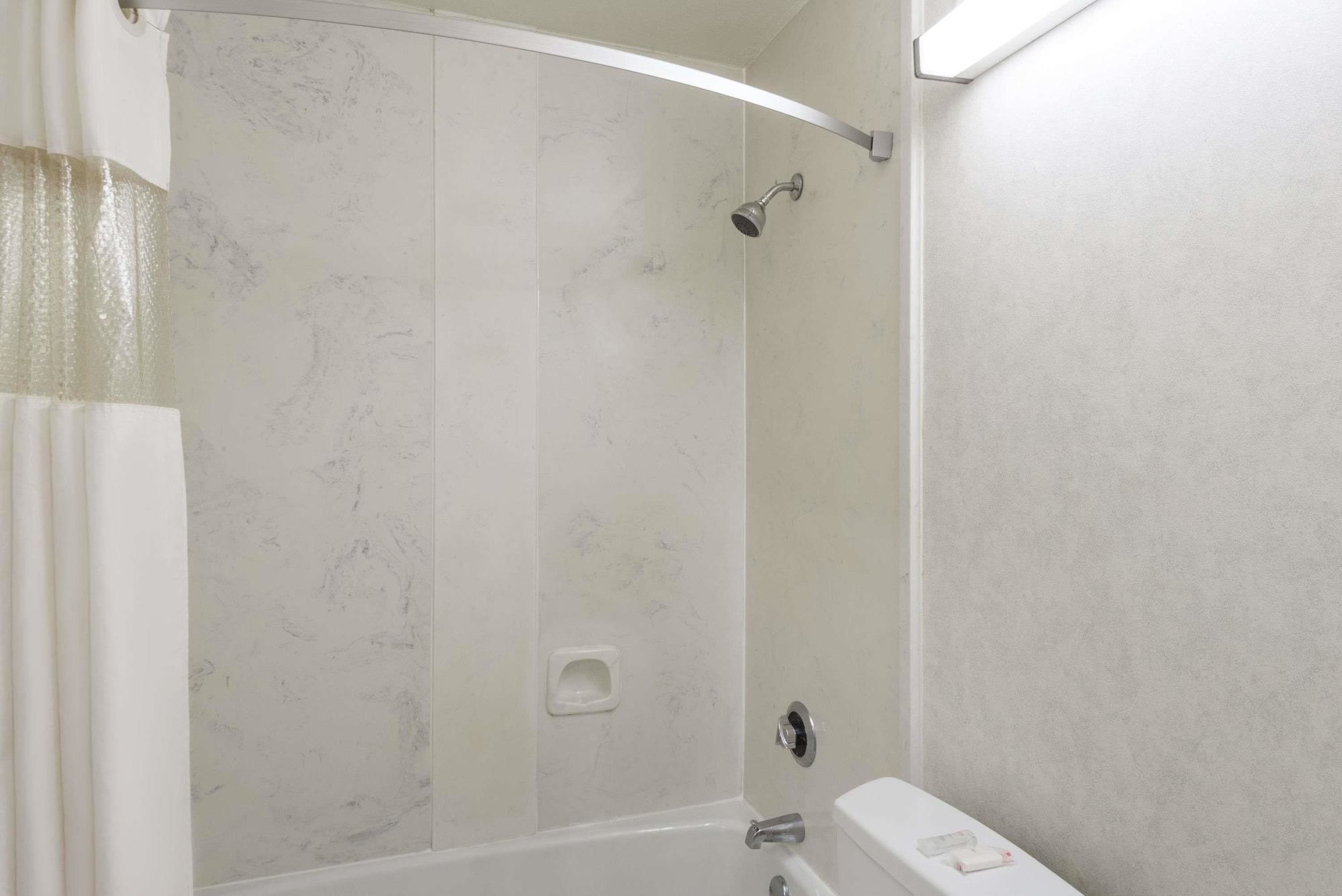 Фото Howard Johnson by Wyndham Rocky Hill