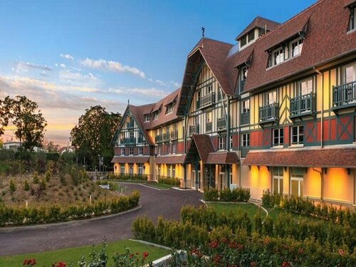 Гостиница Renaissance Paris Hippodrome De St. Cloud Hotel в Версале