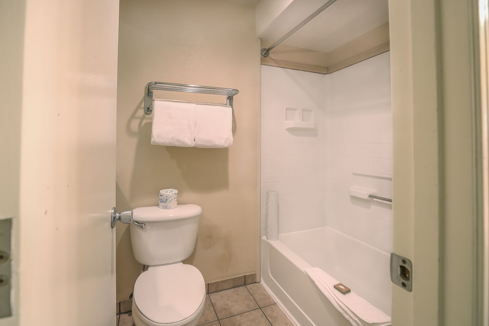 Фото Ebb Tide Oceanfront Inn