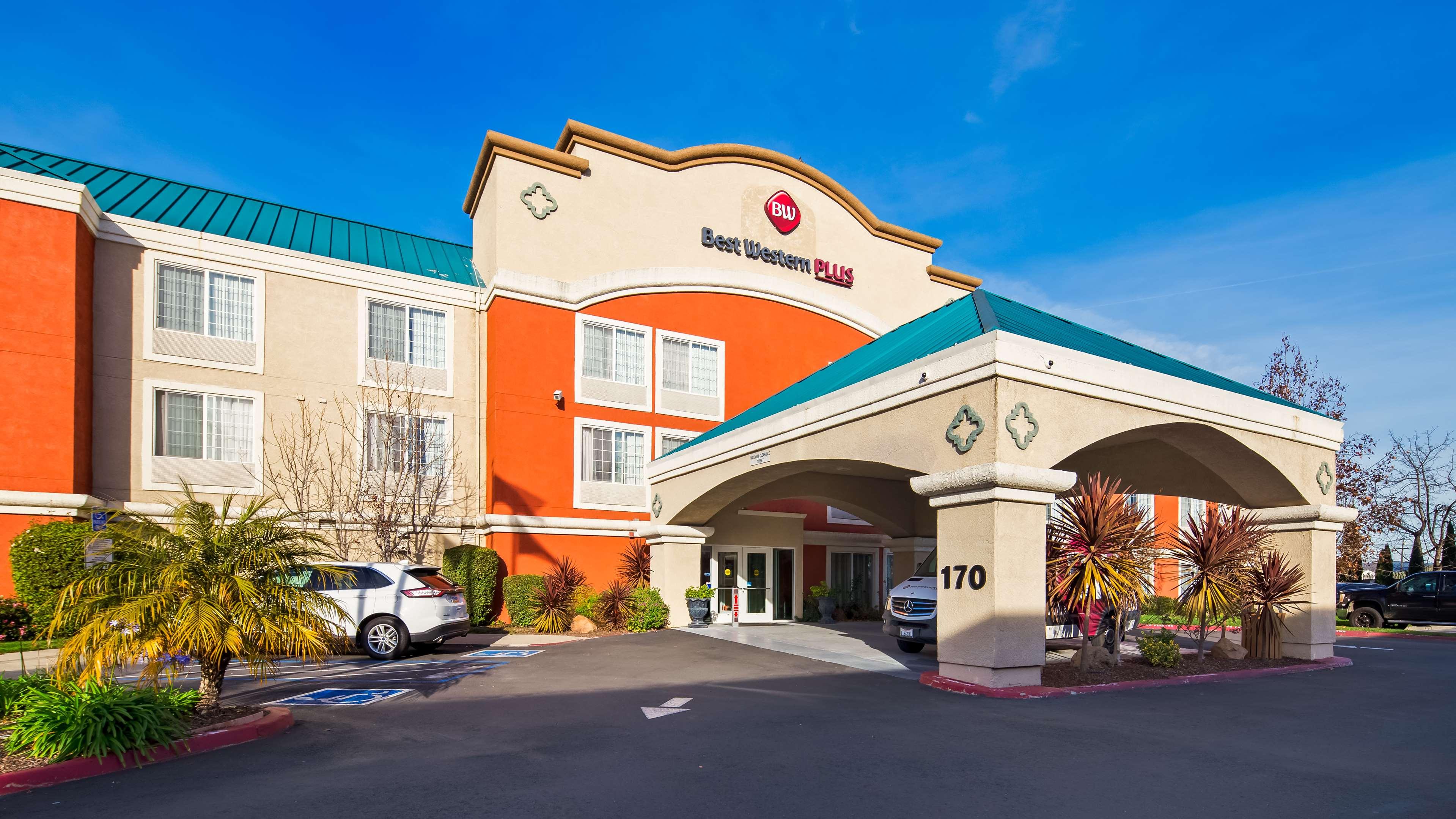 Фото Best Western Plus Airport Inn & Suites