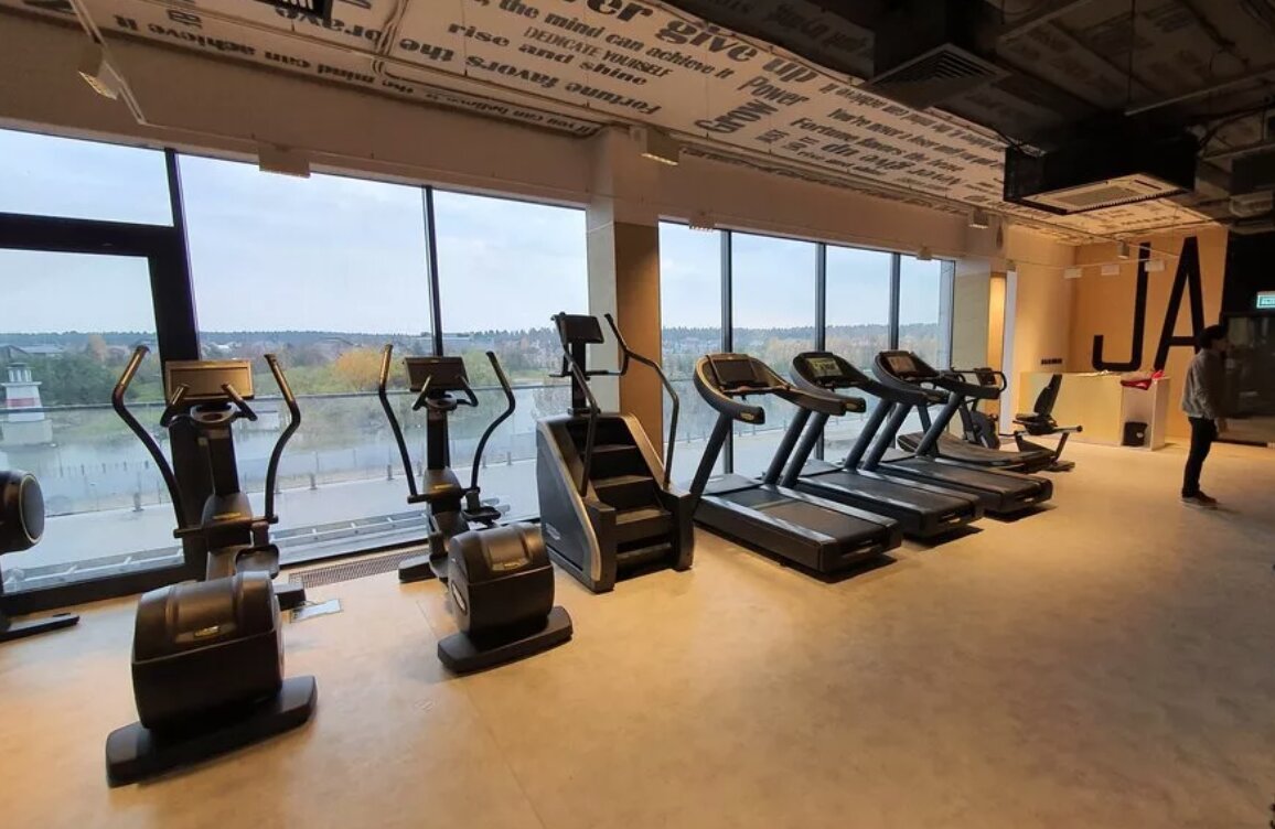 Фото Aston Martin Tower Art