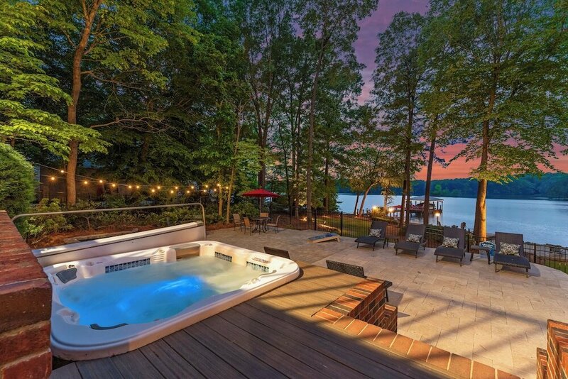 Гостиница Boathouse Cove by Avantstay Pool + Swim Dock Hot Tub