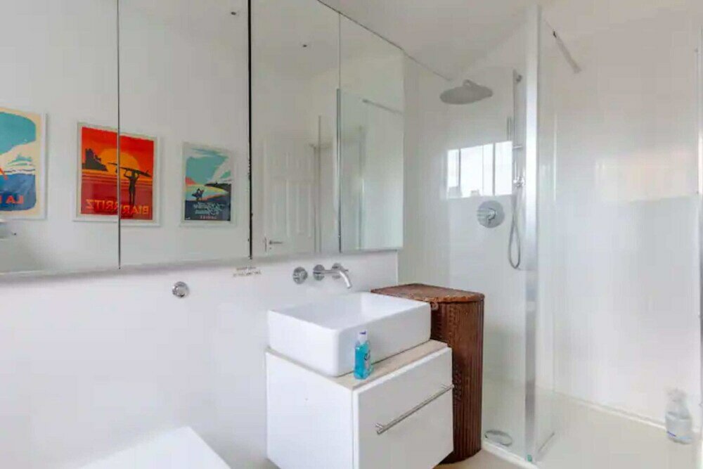 Фото Beautifully Designed 2bd House - by Queen's Park!