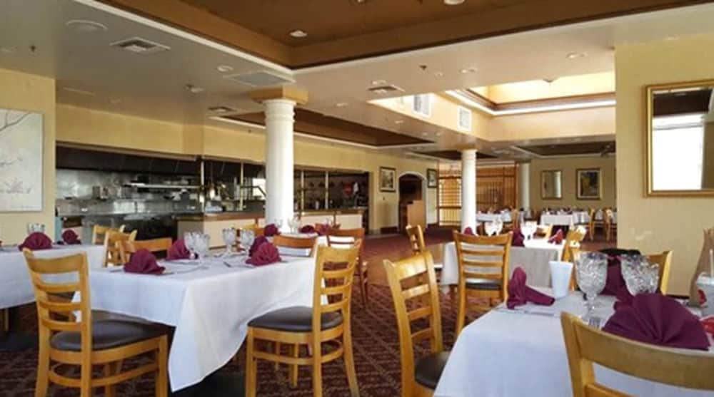 Фото Ramada by Wyndham Hawthorne Lax La Stadium