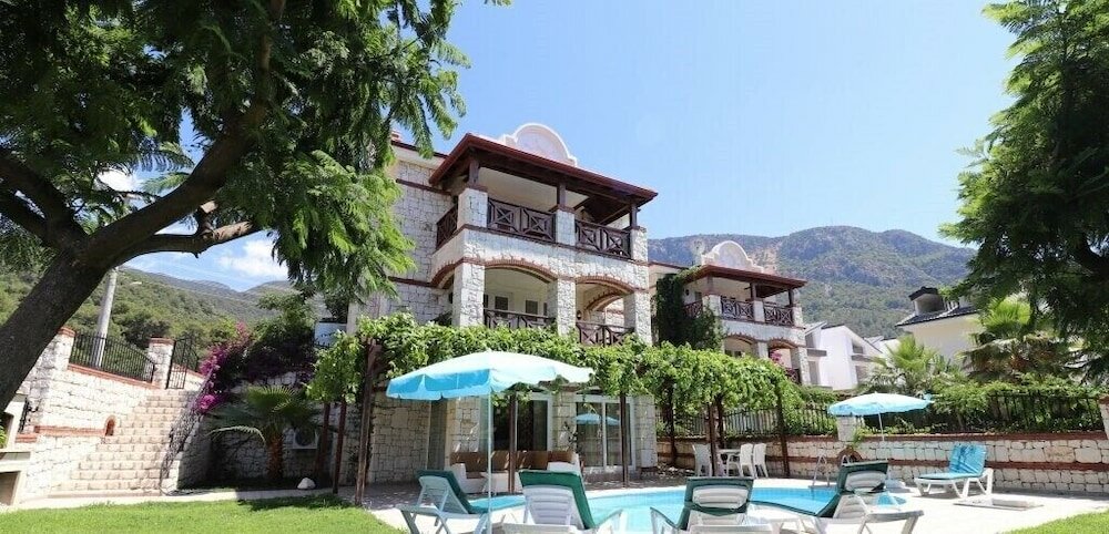 Фото Villa Th18 by JoyLettings