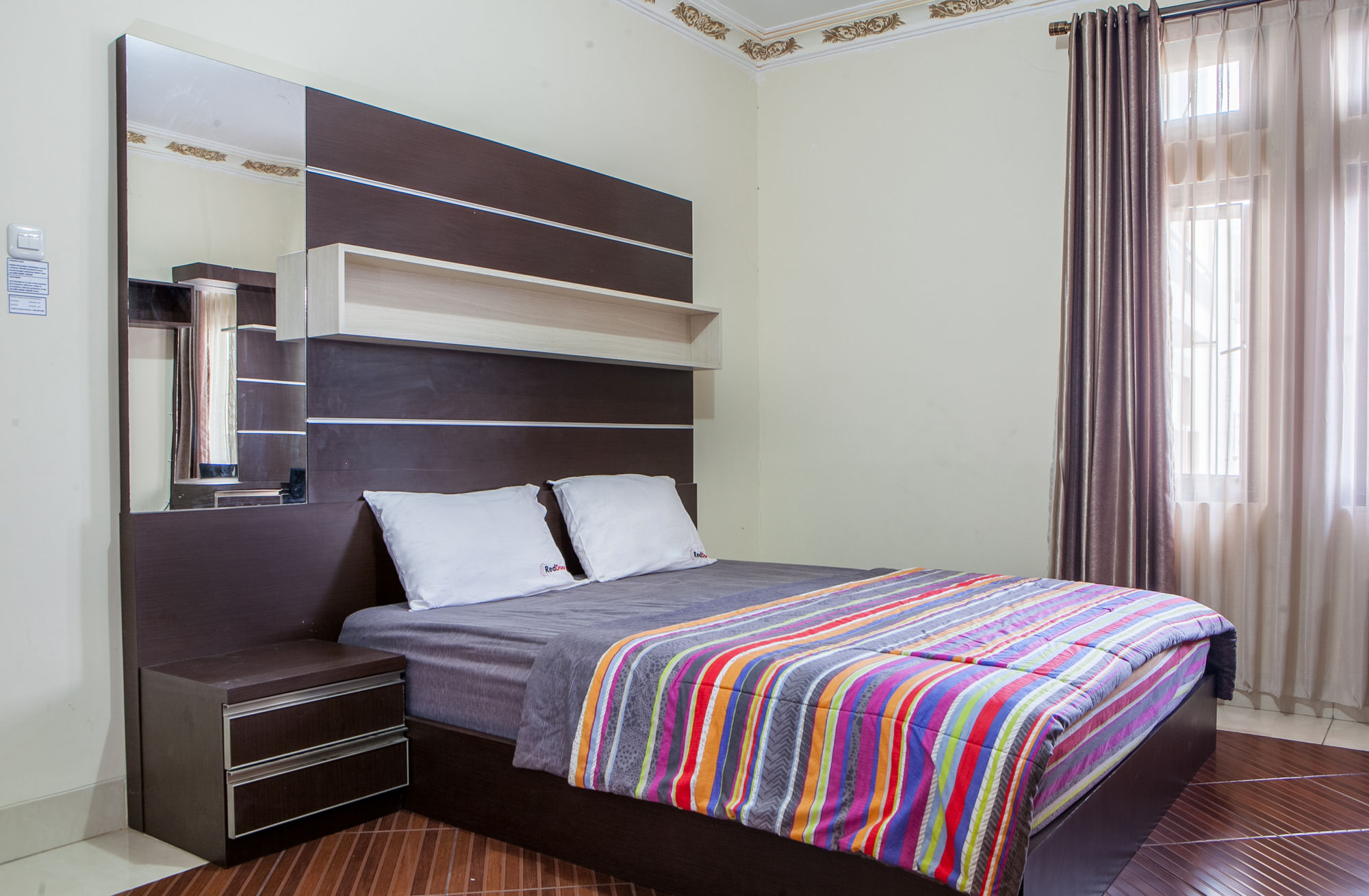 Фото RedDoorz Plus near Isola Upi