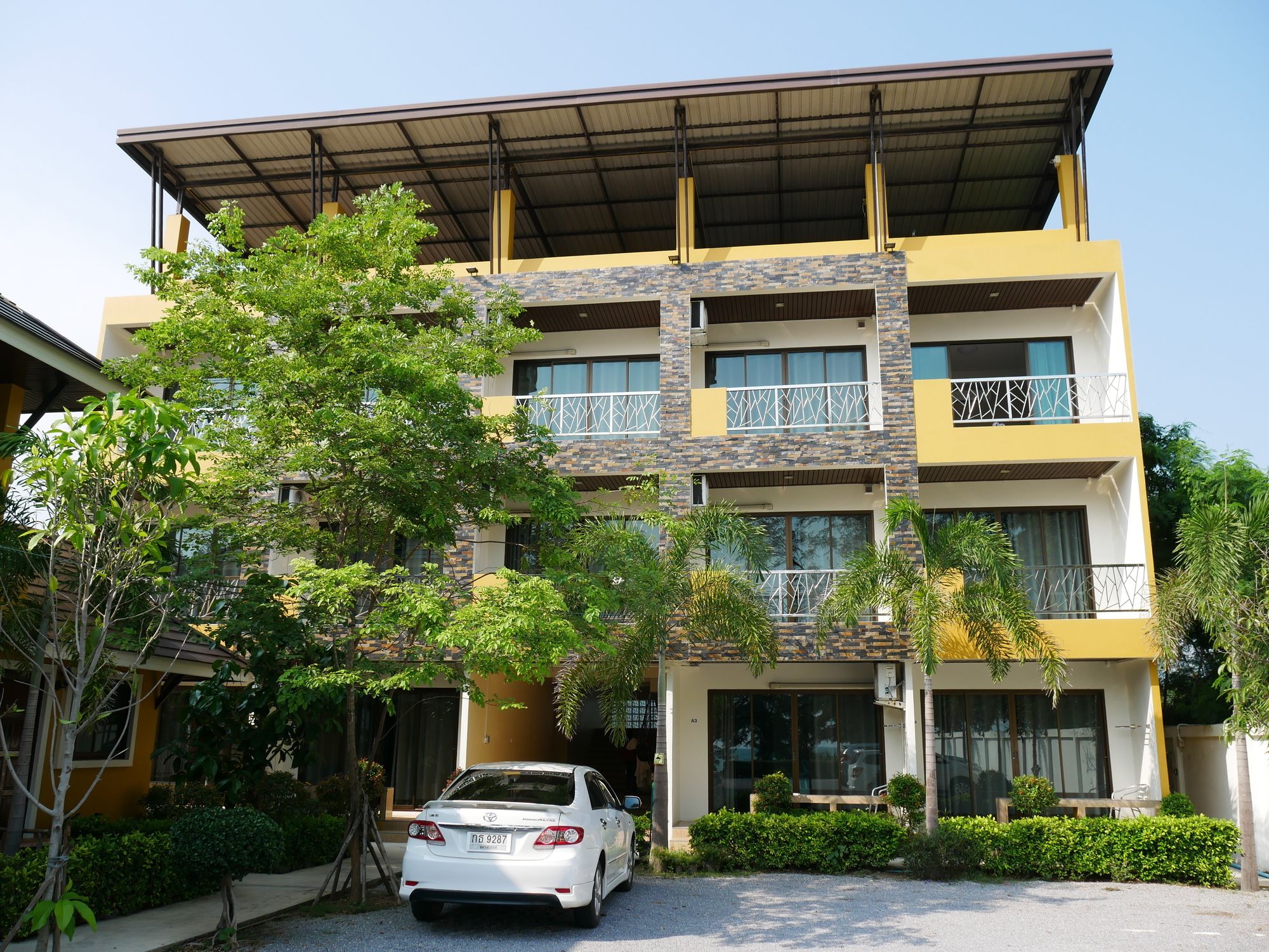 Фото Yellow House Rayong