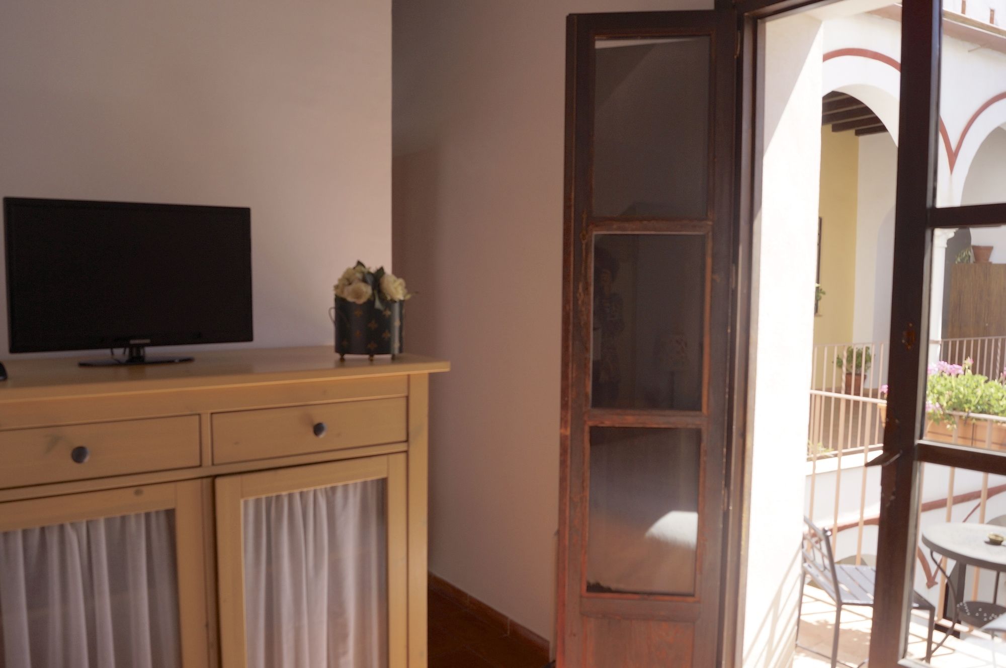 Фото Apartamentos Los Patios de la Juderia