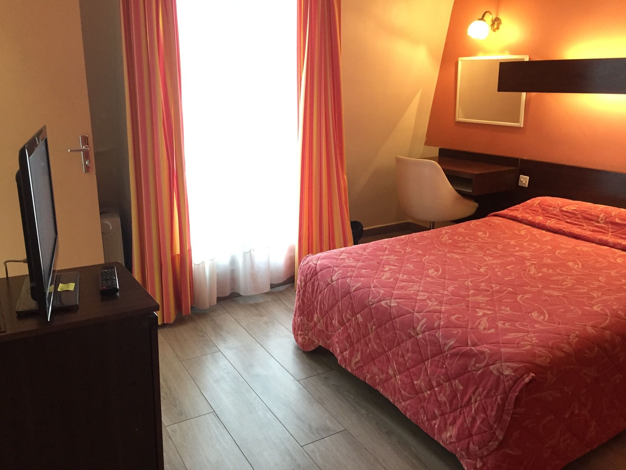 Фото Hôtel des Pyrénées