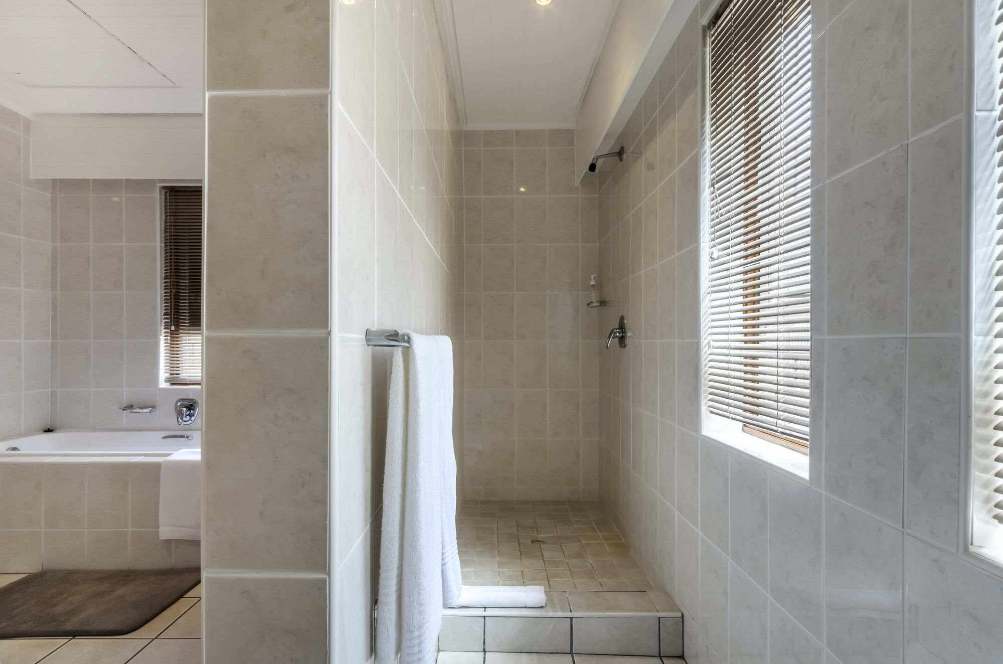 Фото Admiral's Lodge Guest House B & B