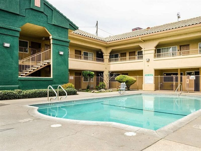 Фото Quality Inn & Suites Lathrop - South Stockton