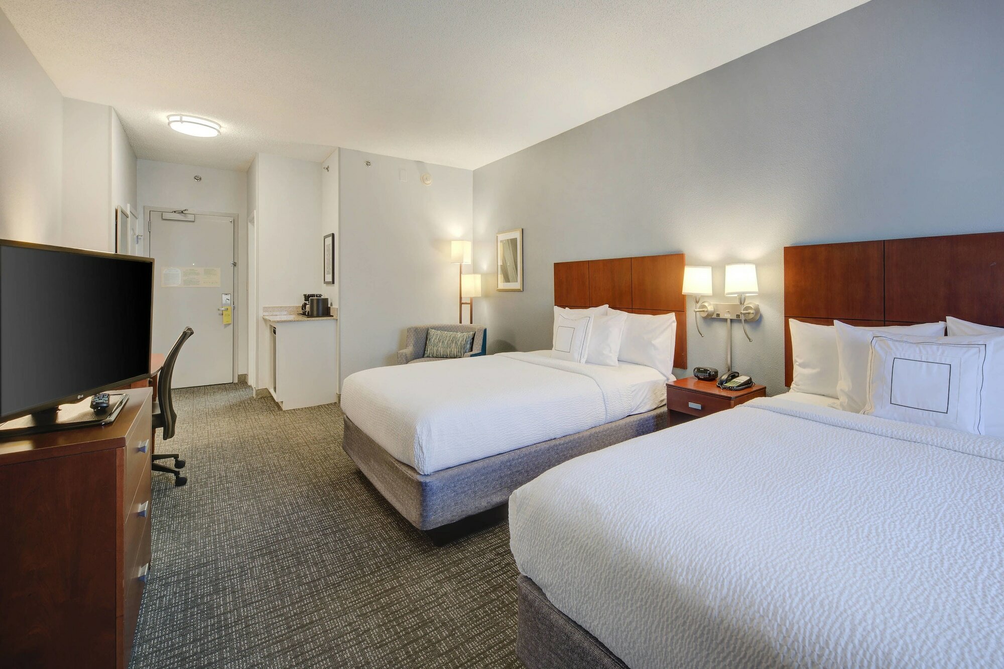 Фото Courtyard by Marriott Raleigh Crabtree Valley