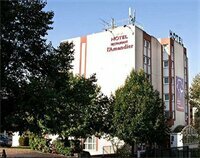 Гостиница L'Amandier в Нантере