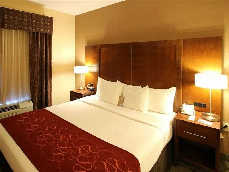 Фото Comfort Suites Near University