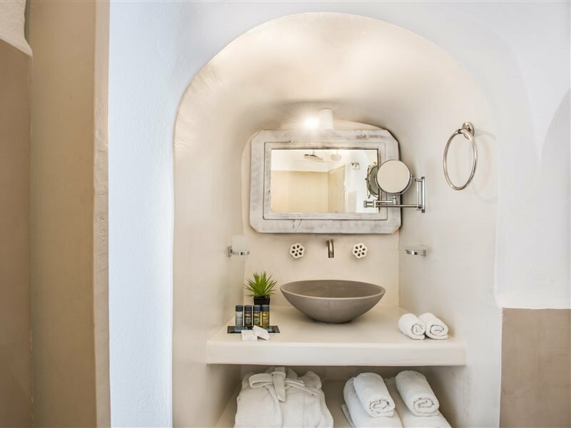 Фото On The Rocks Hotel