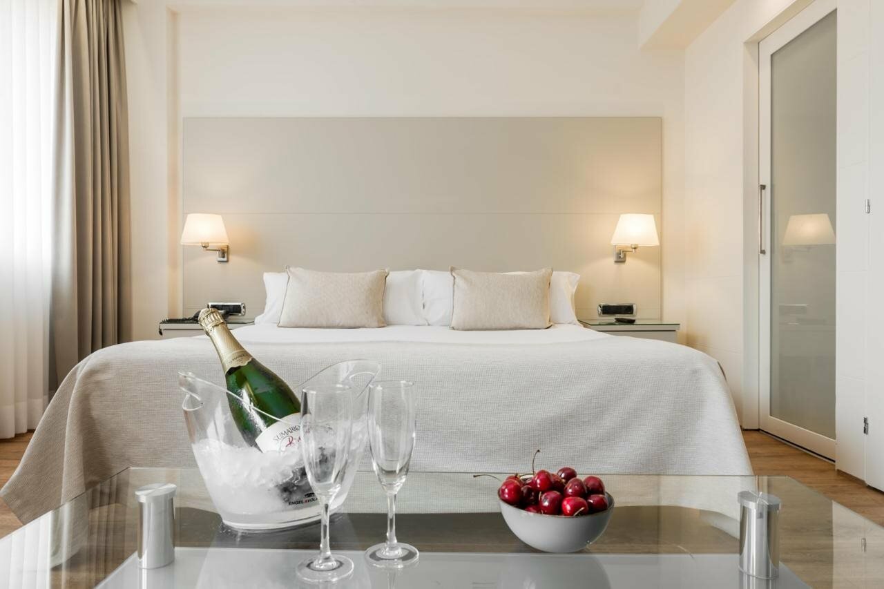 Фото Aparthotel Mariano Cubi Barcelona