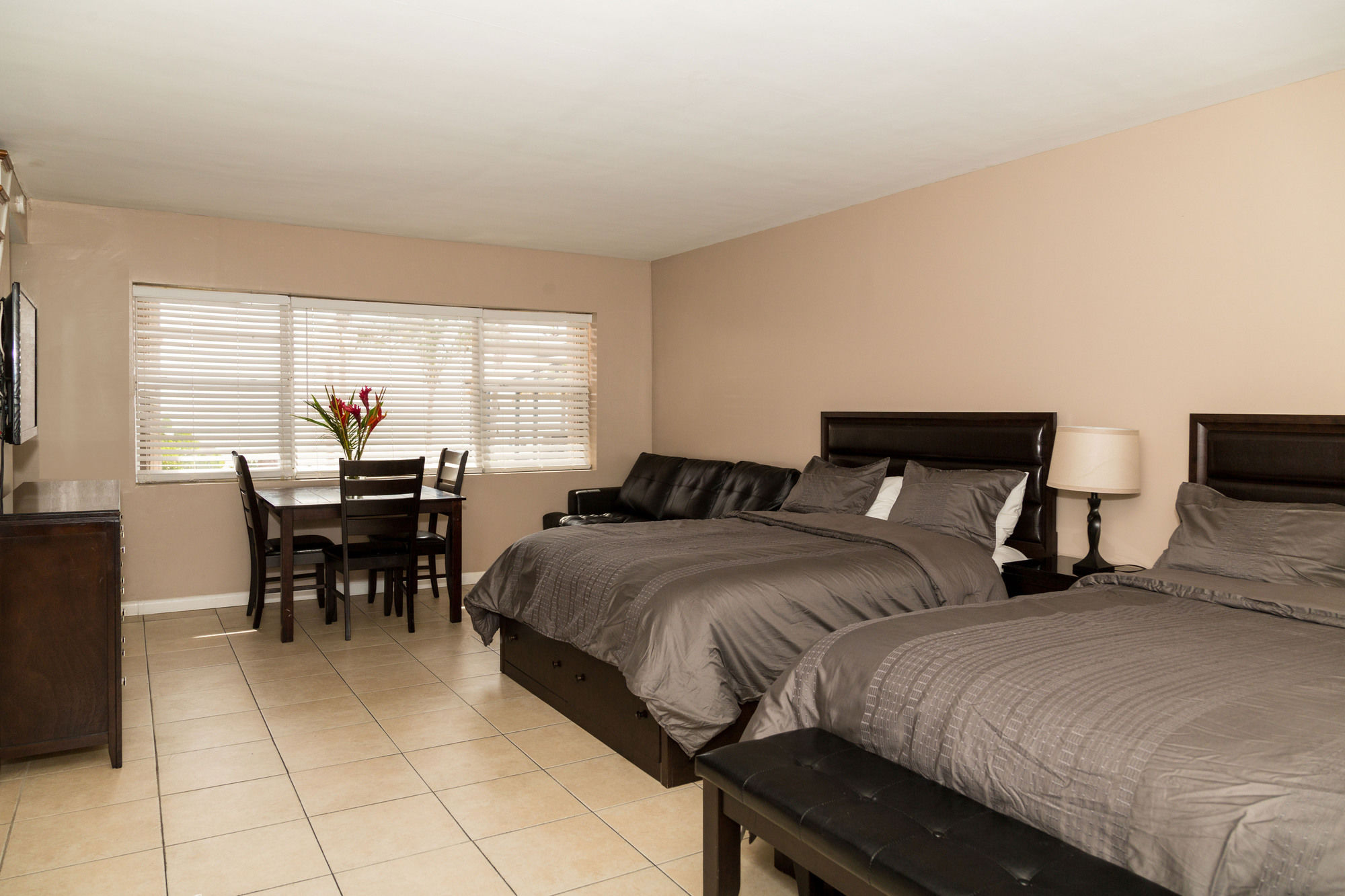 Фото Riptide Oceanfront Hotel