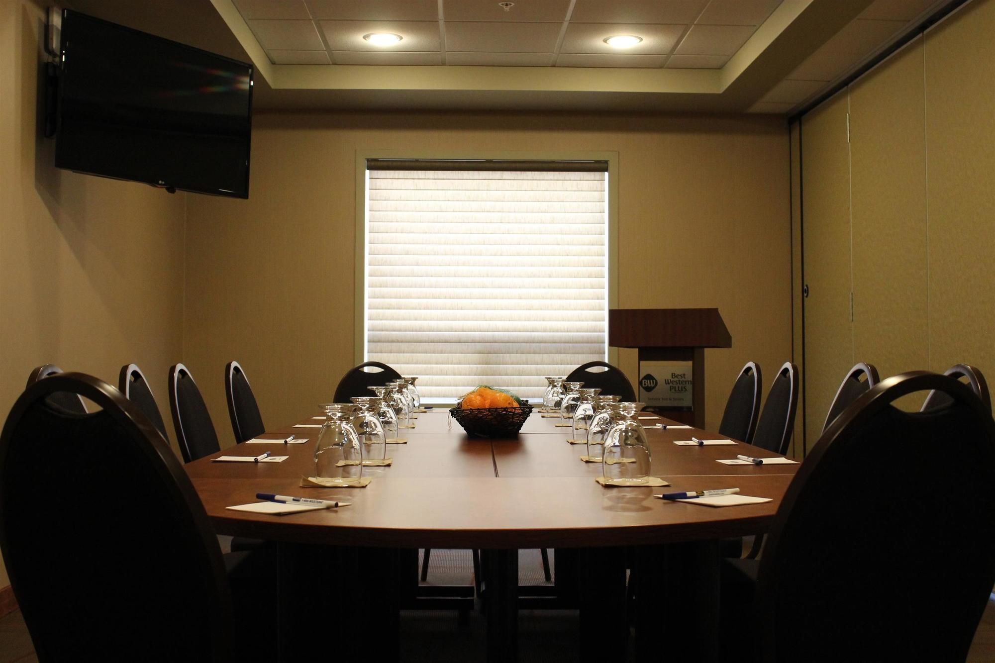 Фото Best Western Plus Service Inn & Suites