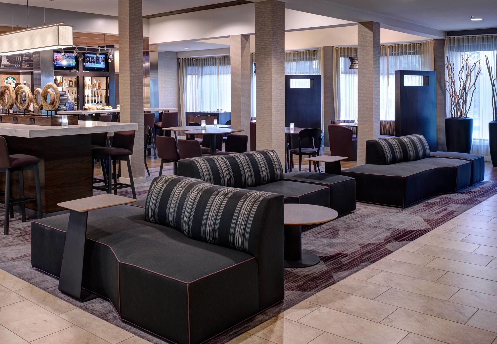 Фото Courtyard by Marriott Des Moines West Clive