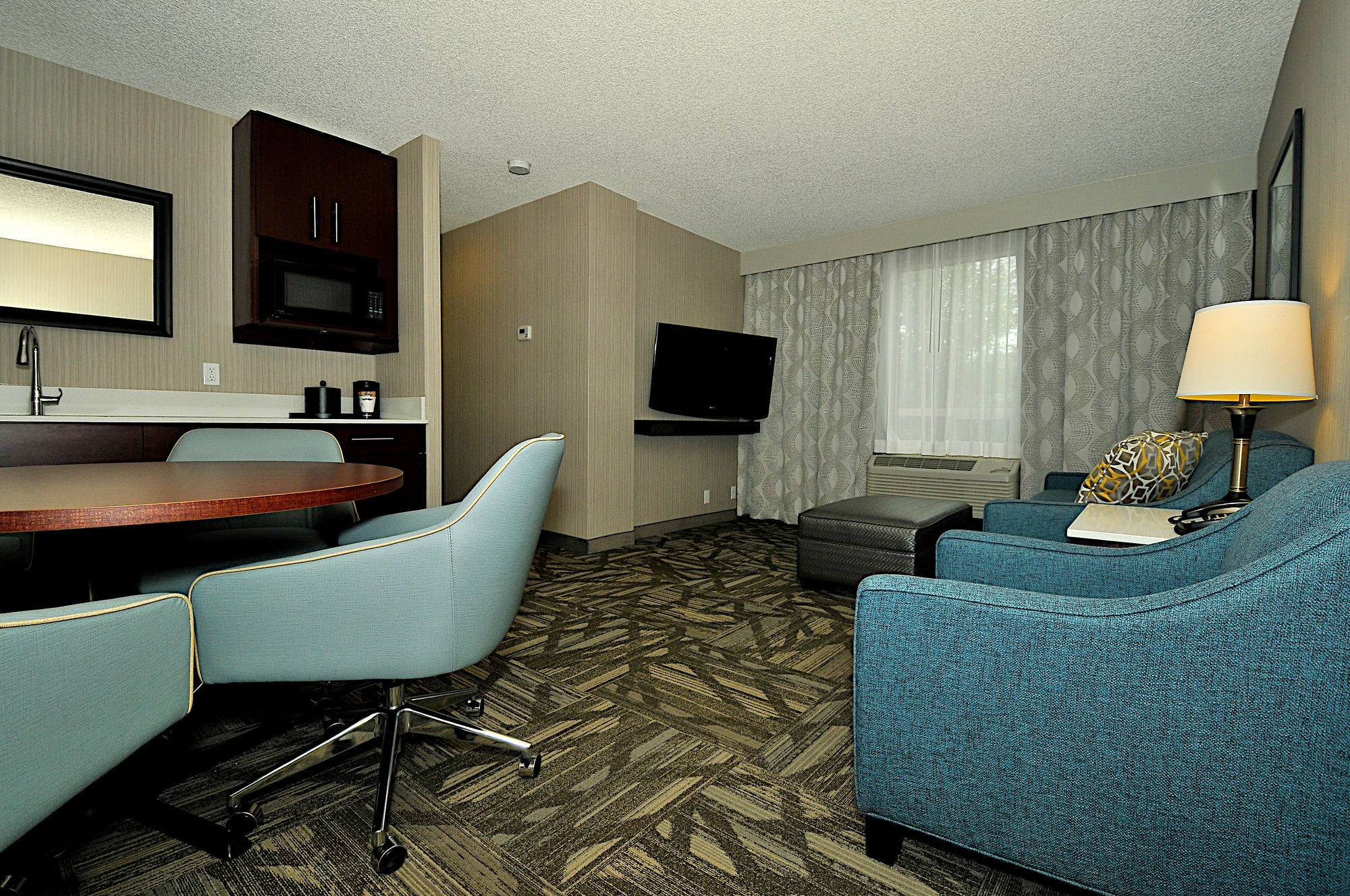 Фото Hampton Inn & Suites by Hilton Calgary Airport