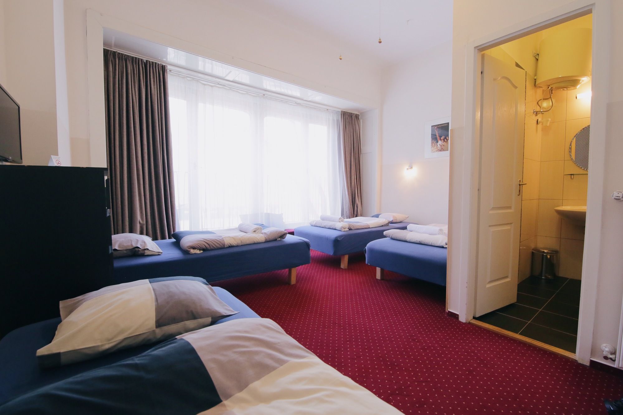 Фото Maverick Hostel & Ensuites