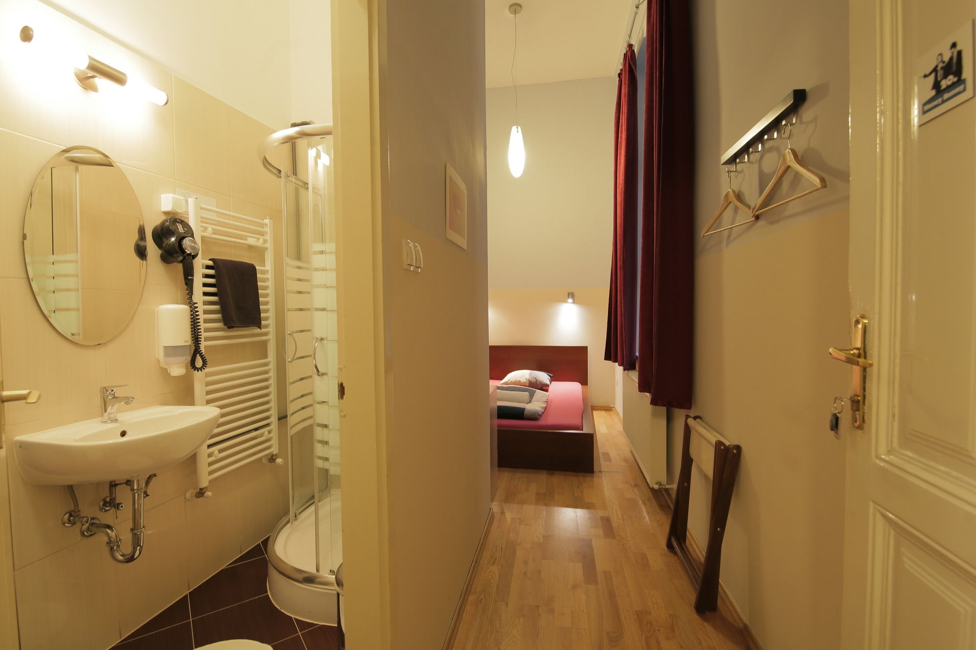 Фото Maverick Hostel & Ensuites