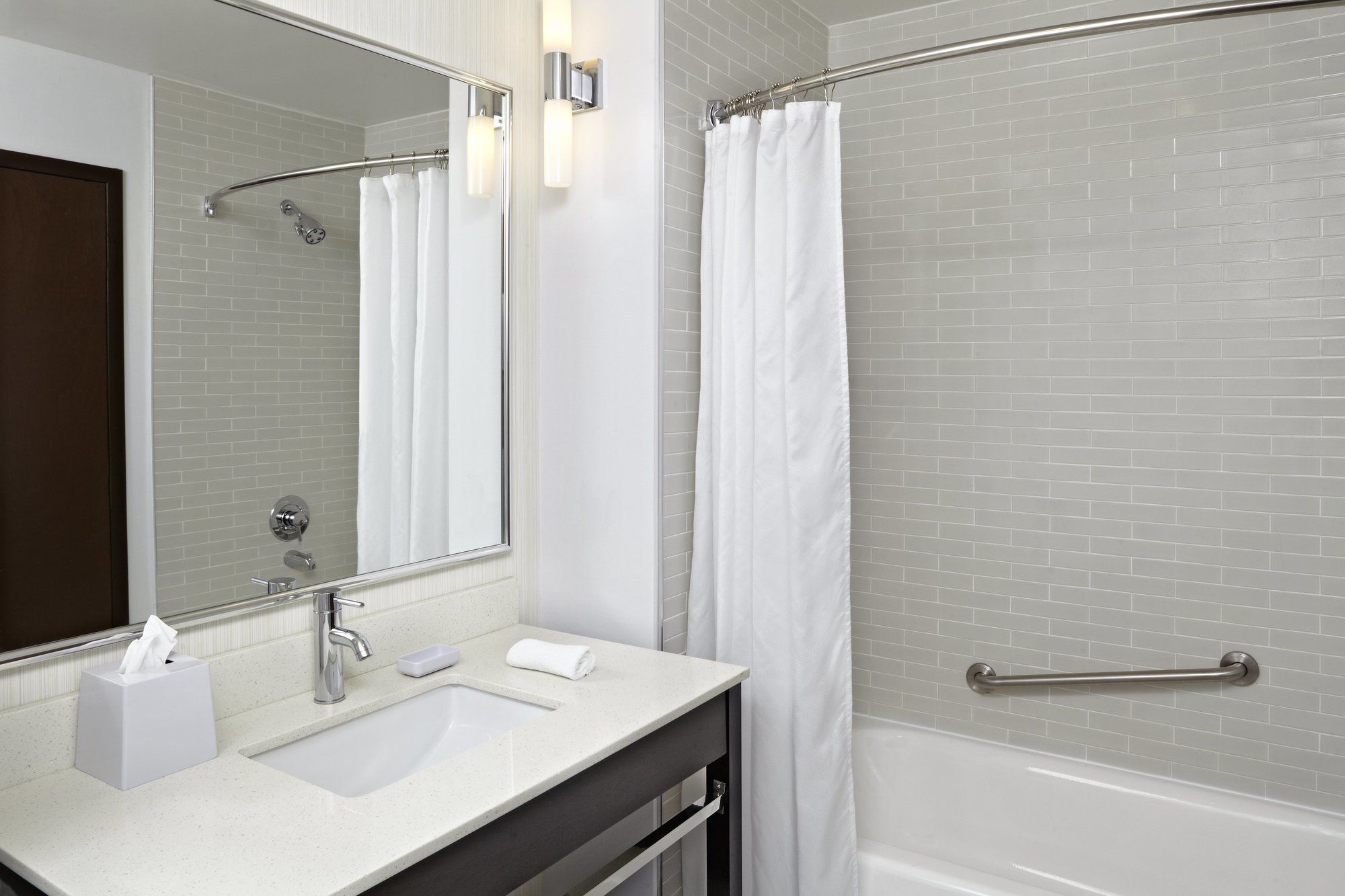 Фото Four Points by Sheraton Edmonton Gateway