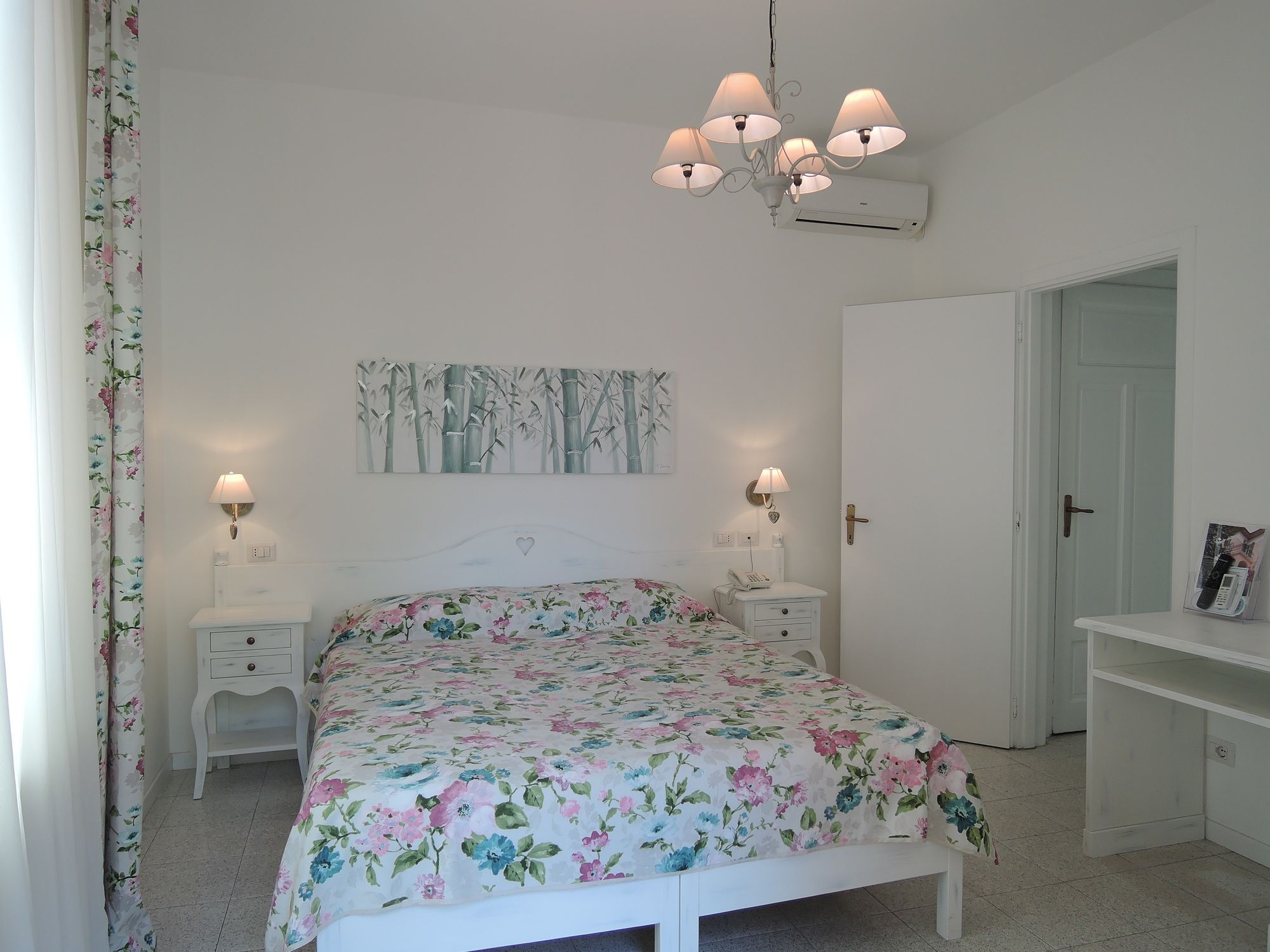 Фото Hotel La Scogliera