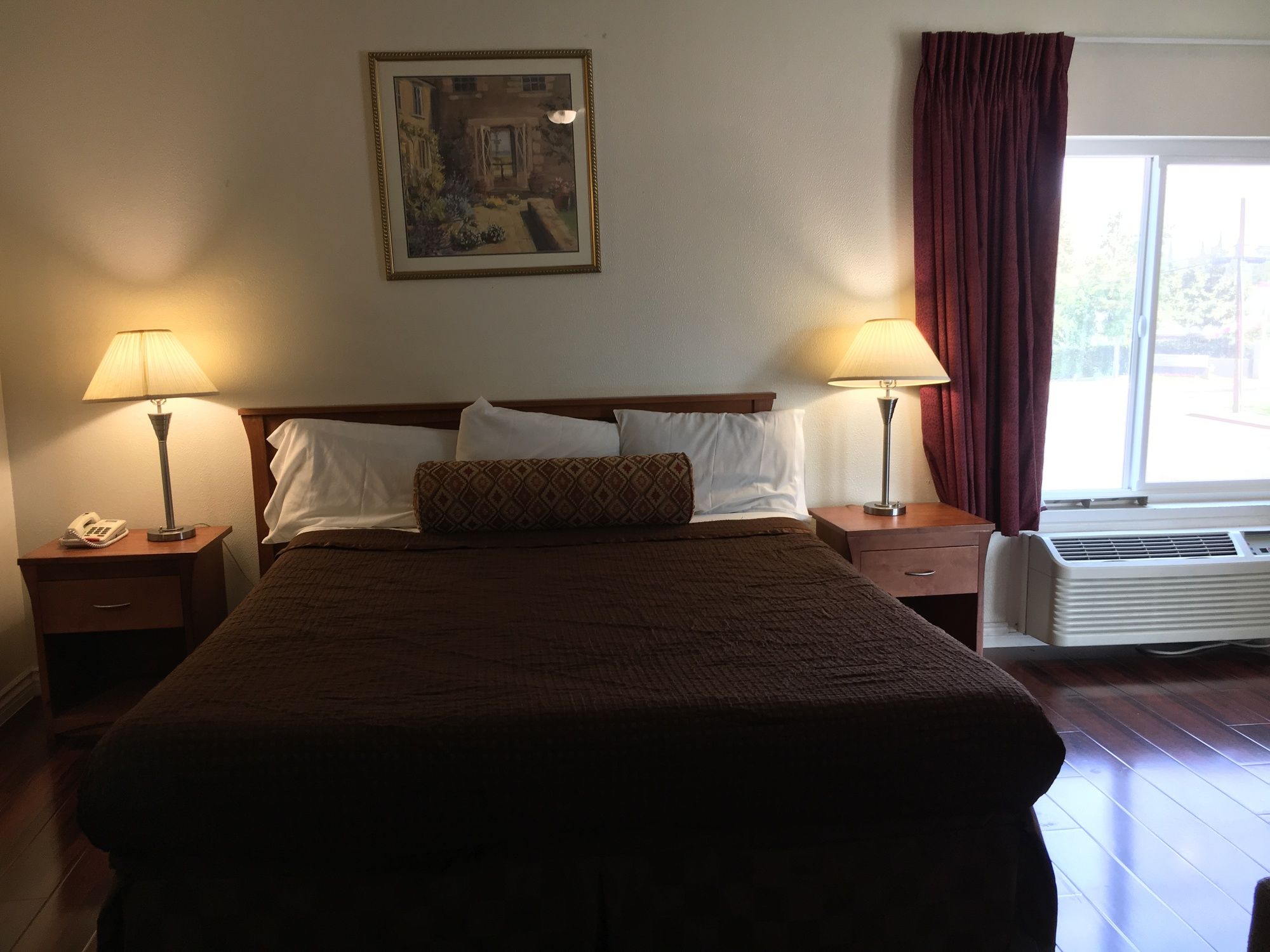 Фото Riverside Inn & Suites