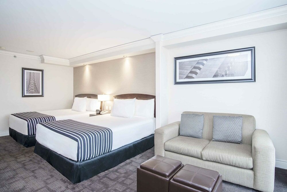 Фото Sandman Signature Toronto Airport Hotel