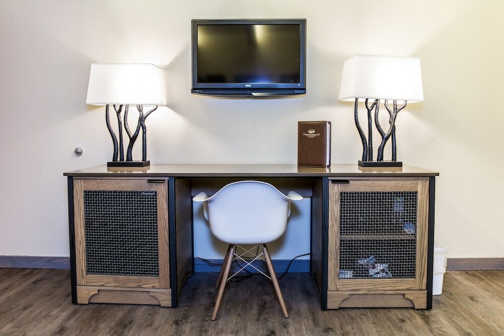 Фото Fredericksburg Inn & Suites