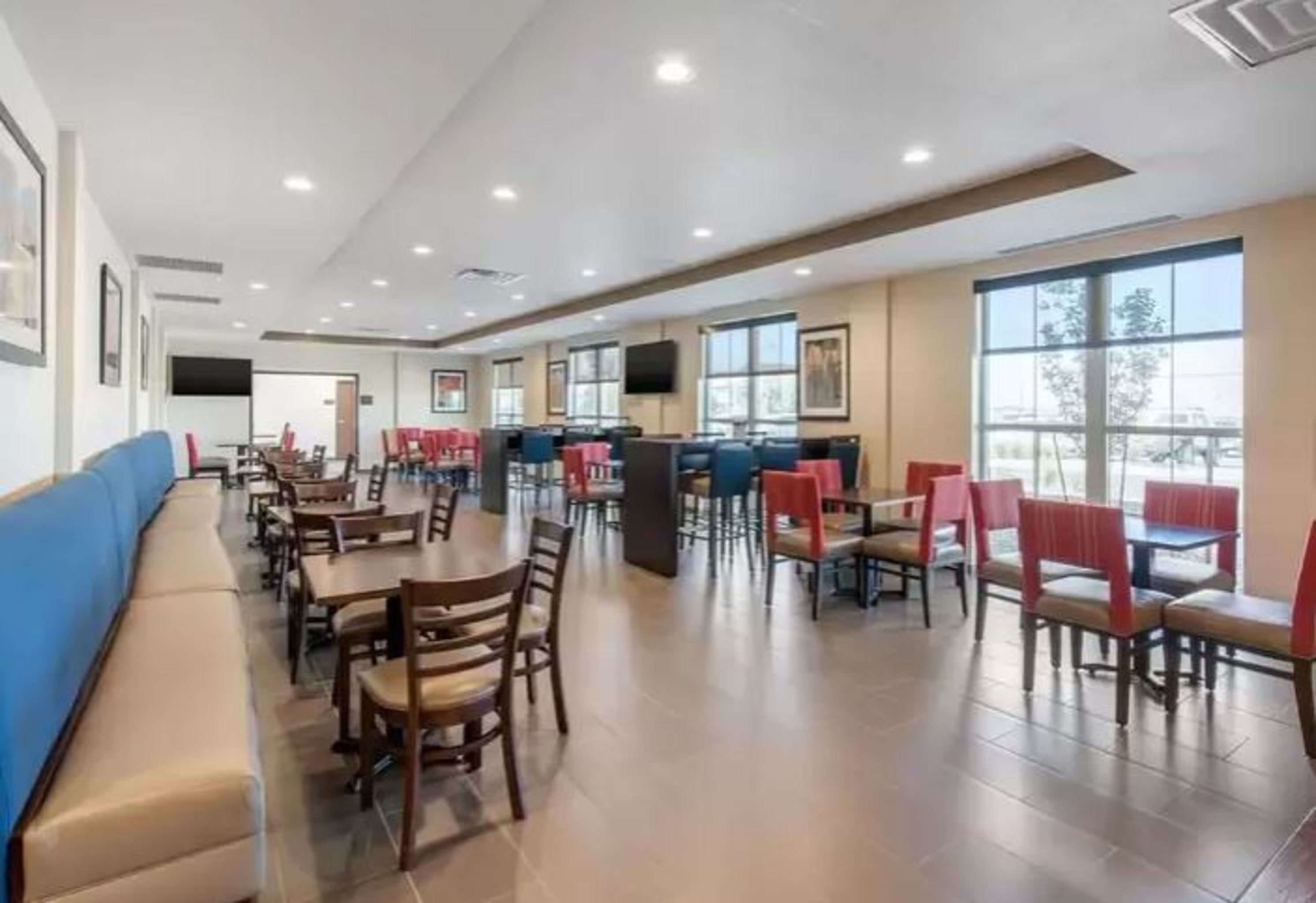 Фото Comfort Suites Denver International Airport