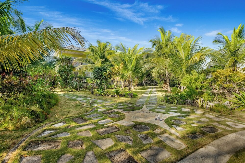 Фото Pineapple Fields Boutique Condo Hotel