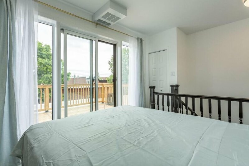 Гостиница Superbe Condo 2bdr avec Terrasse в Монреале