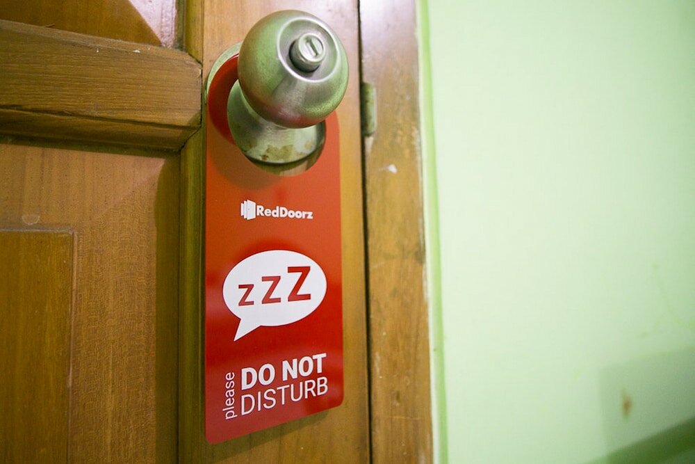 Фото RedDoorz Plus @ Jalan Raya Pasir Putih