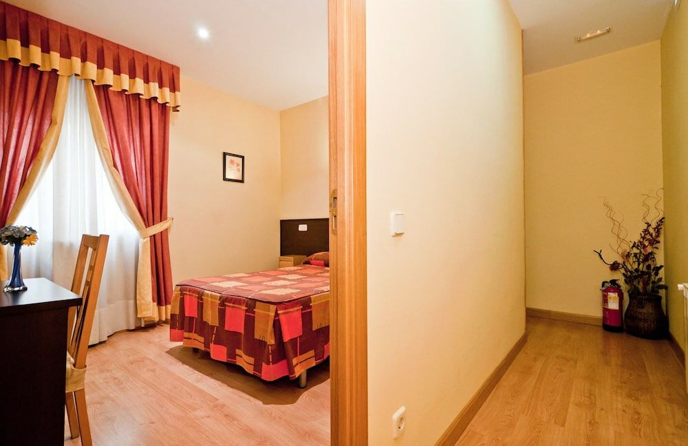 Фото Hostal Las Cortes