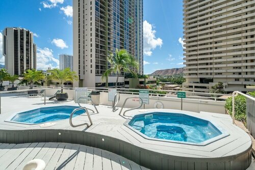 Гостиница 34 Floor With Panoramic Ocean And Diamond Head Views 1 Block To Beach Free Parking And Wifi в Гонолулу